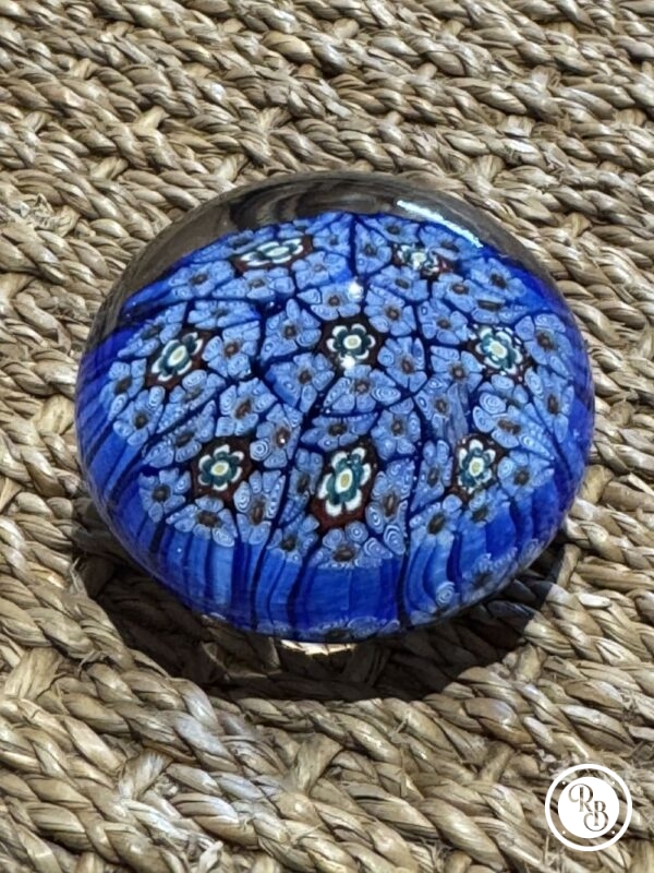 Ancienne et unique Sulfure (Presse papier en verre) - De couleur bleue avec des fleurs blanches et rouges - Murano - millefiori - Décor floral - Déco - Collection - Diamètre 5,5 cm – Image 2