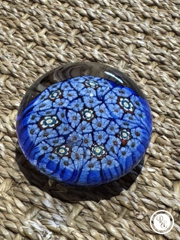 Ancienne et unique Sulfure (Presse papier en verre) - De couleur bleue avec des fleurs blanches et rouges - Murano - millefiori - Décor floral - Déco - Collection - Diamètre 5,5 cm – Image 3