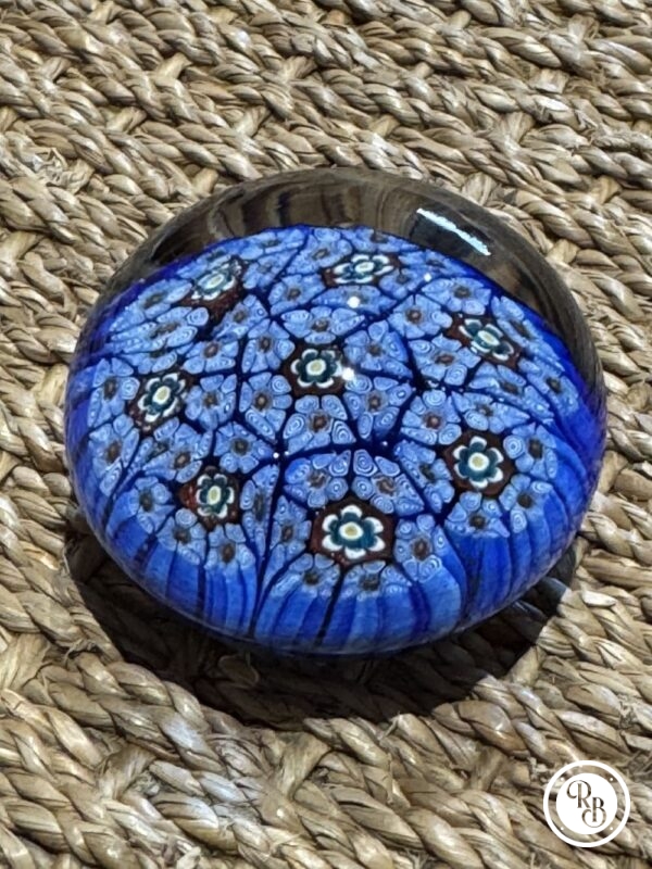 Ancienne et unique Sulfure (Presse papier en verre) - De couleur bleue avec des fleurs blanches et rouges - Murano - millefiori - Décor floral - Déco - Collection - Diamètre 5,5 cm – Image 4