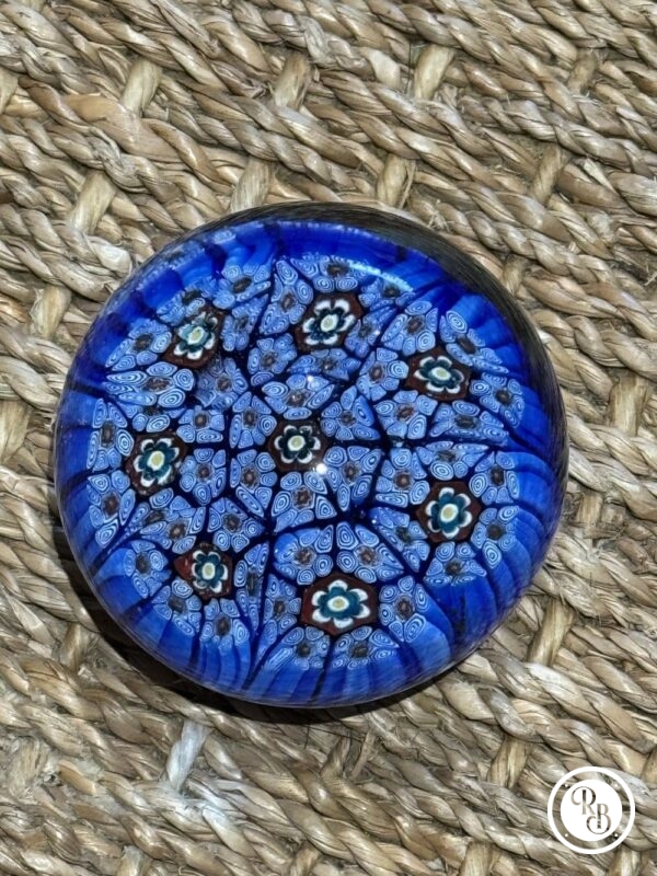 Ancienne et unique Sulfure (Presse papier en verre) - De couleur bleue avec des fleurs blanches et rouges - Murano - millefiori - Décor floral - Déco - Collection - Diamètre 5,5 cm – Image 5