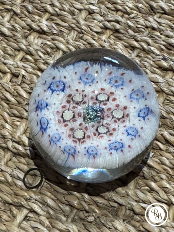 Ancienne et unique Sulfure (Presse papier en verre) - De couleur blanche et fleurs multicolors - Murano - millefiori - Décor floral - Déco - Collection - Diamètre 5 cm – Image 2