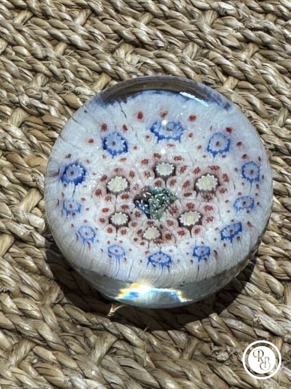 Ancienne et unique Sulfure (Presse papier en verre) - De couleur blanche et fleurs multicolors - Murano - millefiori - Décor floral - Déco - Collection - Diamètre 5 cm – Image 4