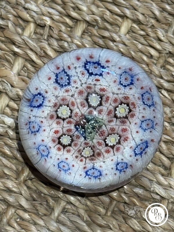 Ancienne et unique Sulfure (Presse papier en verre) - De couleur blanche et fleurs multicolors - Murano - millefiori - Décor floral - Déco - Collection - Diamètre 5 cm – Image 5