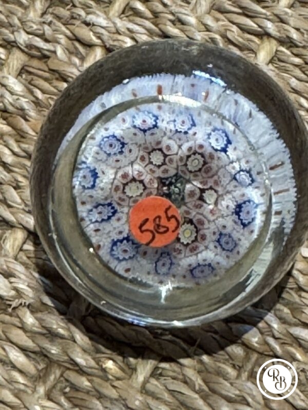 Ancienne et unique Sulfure (Presse papier en verre) - De couleur blanche et fleurs multicolors - Murano - millefiori - Décor floral - Déco - Collection - Diamètre 5 cm – Image 6