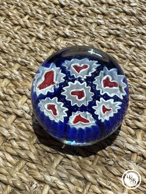 Ancienne et unique Sulfure (Presse papier en verre) - De couleur bleue avec des fleurs en forme de coeur rouge - Murano - millefiori - Décor floral - Déco - Collection - Diamètre 4,5 cm – Image 2