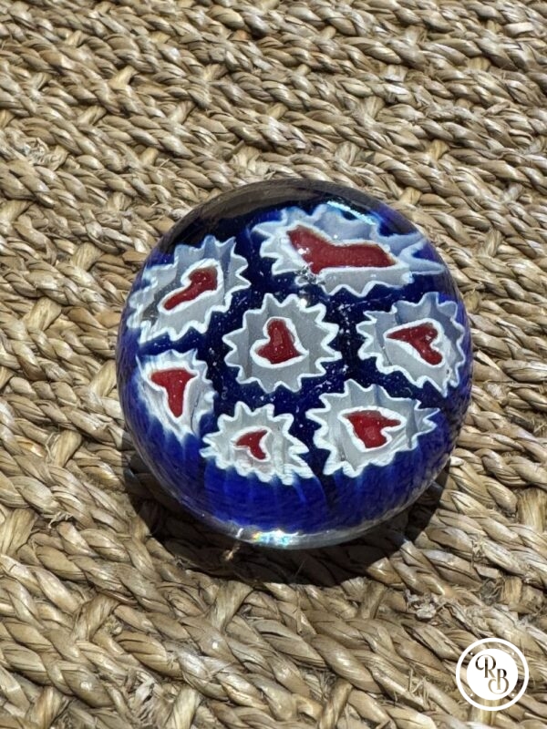 Ancienne et unique Sulfure (Presse papier en verre) - De couleur bleue avec des fleurs en forme de coeur rouge - Murano - millefiori - Décor floral - Déco - Collection - Diamètre 4,5 cm – Image 3