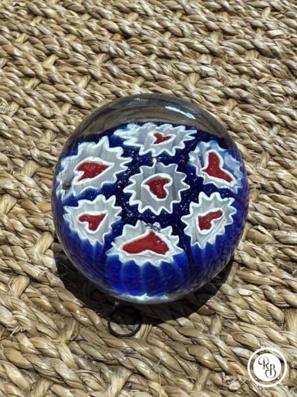 Ancienne et unique Sulfure (Presse papier en verre) - De couleur bleue avec des fleurs en forme de coeur rouge - Murano - millefiori - Décor floral - Déco - Collection - Diamètre 4,5 cm – Image 4