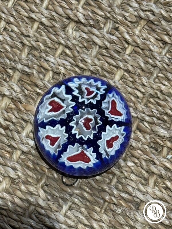 Ancienne et unique Sulfure (Presse papier en verre) - De couleur bleue avec des fleurs en forme de coeur rouge - Murano - millefiori - Décor floral - Déco - Collection - Diamètre 4,5 cm – Image 5