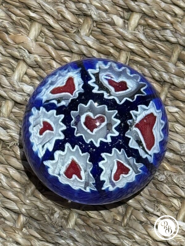 Ancienne et unique Sulfure (Presse papier en verre) - De couleur bleue avec des fleurs en forme de coeur rouge - Murano - millefiori - Décor floral - Déco - Collection - Diamètre 4,5 cm – Image 6