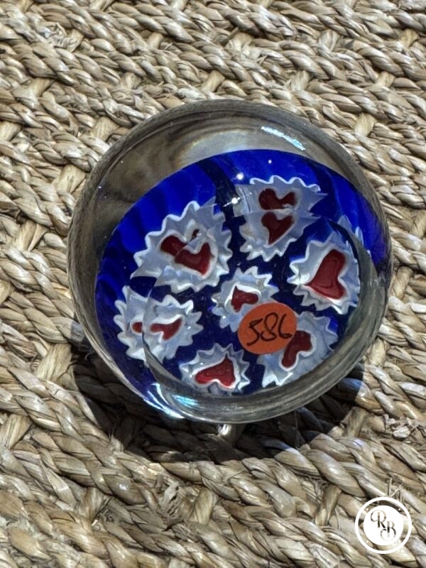 Ancienne et unique Sulfure (Presse papier en verre) - De couleur bleue avec des fleurs en forme de coeur rouge - Murano - millefiori - Décor floral - Déco - Collection - Diamètre 4,5 cm – Image 7