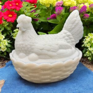 Grande bonbonnière -modèle rare - ovale (ou sucrier ou beurrier) en verre opalescent opaline Porthieux représentant une poule sur son nid d'osier tressé. Jolie couleur blanche - Décoration - Collection