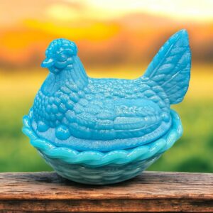 Bonbonnière ovale (ou sucrier ou beurrier) en verre opalescent opaline représentant une poule sur son nid d'osier tressé. Jolie couleur bleue turquoise - Décoration - Collection