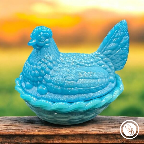 Bonbonnière ovale (ou sucrier ou beurrier) en verre opalescent opaline représentant une poule sur son nid d'osier tressé. Jolie couleur bleue turquoise - Décoration - Collection