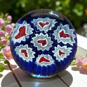 Ancienne Sulfure (Presse papier en verre) - De couleur bleu avec des fleurs en forme de coeur rouge - Murano - millefiori - Décor floral  Murano - millefiori