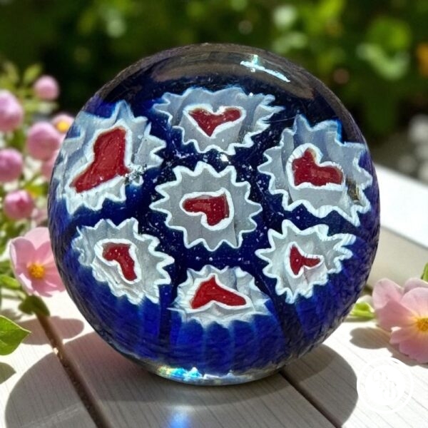 Ancienne Sulfure (Presse papier en verre) - De couleur bleu avec des fleurs en forme de coeur rouge - Murano - millefiori - Décor floral  Murano - millefiori