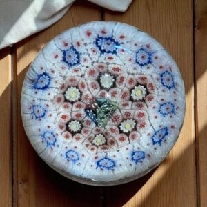 Ancienne Sulfure (Presse papier en verre) - De couleur blanche - Murano - millefiori - Décor floral - Déco - Collection - Diamètre 5 cm