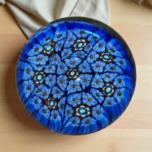 Ancienne Sulfure (Presse papier en verre) - De couleur bleue avec des fleurs blanches et rouges - Murano - millefiori - Décor floral - Déco - Collection - Diamètre 5,5 cm