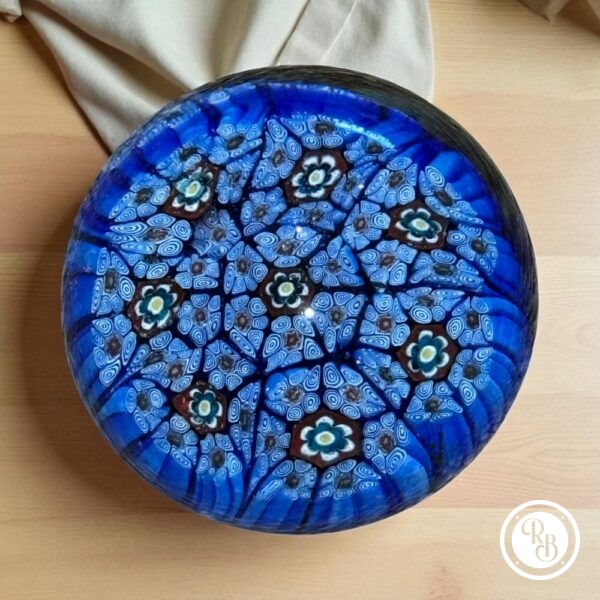 Ancienne Sulfure (Presse papier en verre) - De couleur bleue avec des fleurs blanches et rouges - Murano - millefiori - Décor floral - Déco - Collection - Diamètre 5,5 cm