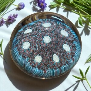Ancienne Sulfure (Presse papier en verre) - De couleur bleue et des fleurs blanches - Murano - millefiori - Décor floral - Déco - Collection - Diamètre 6 cm