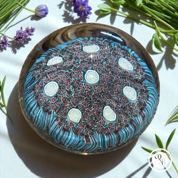Ancienne Sulfure (Presse papier en verre) - De couleur bleue et des fleurs blanches - Murano - millefiori - Décor floral - Déco - Collection - Diamètre 6 cm