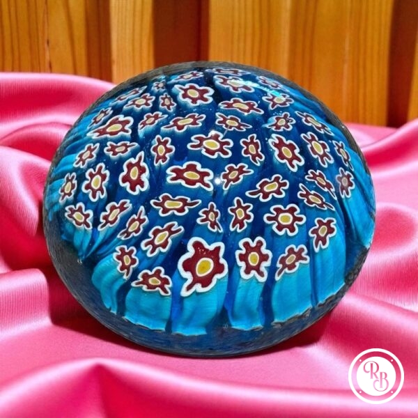 Ancienne Sulfure (Presse papier en verre) - De couleur bleue turquoise dominante et rouge - Murano - millefiori - Déco - Collection - Diamètre 7,5 cm