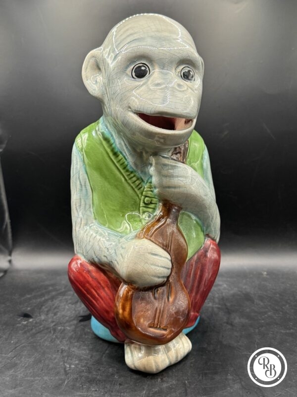 Ancien et rare grand Pichet/Broc/Cruche en faïence de Saint Germain - Singe faisant de la musique - Barbotine - vert, rouge, beige et bleu turquoise - Estampillé et numéroté - Collection - Décoration – Image 2