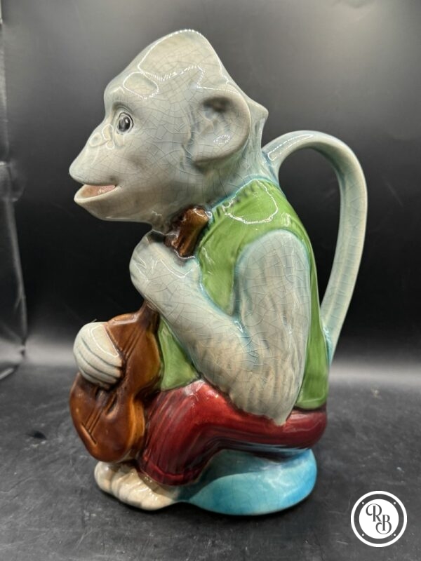 Ancien et rare grand Pichet/Broc/Cruche en faïence de Saint Germain - Singe faisant de la musique - Barbotine - vert, rouge, beige et bleu turquoise - Estampillé et numéroté - Collection - Décoration – Image 3