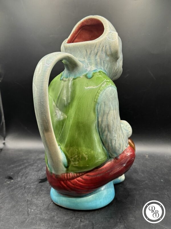Ancien et rare grand Pichet/Broc/Cruche en faïence de Saint Germain - Singe faisant de la musique - Barbotine - vert, rouge, beige et bleu turquoise - Estampillé et numéroté - Collection - Décoration – Image 5