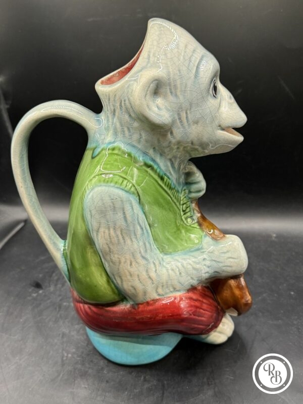 Ancien et rare grand Pichet/Broc/Cruche en faïence de Saint Germain - Singe faisant de la musique - Barbotine - vert, rouge, beige et bleu turquoise - Estampillé et numéroté - Collection - Décoration – Image 6