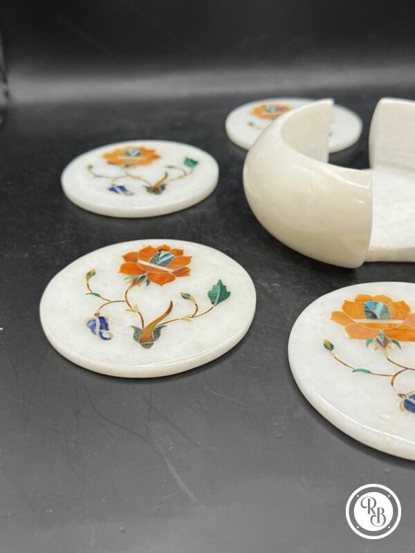 Très rares - six anciens dessous de verre à thé en marbre blanc (et leur support) avec incrustation de pierres orange, bleue et verte - Taj Mahal - Artisanat - Collection - Déco – Image 4