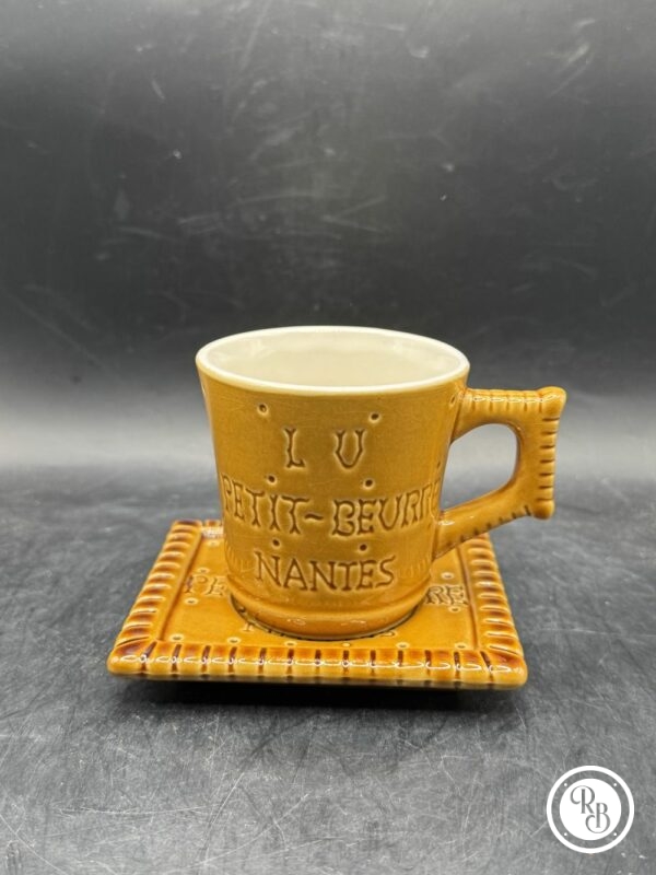 Rare tasse à café avec sa sous tasse à l'effigie du fameux biscuit "petit-beurre" de lu (lefèvre-utile) - Mention de l'éditeur "Editions Clouet" sous la tasse et la sous tasse – Image 2