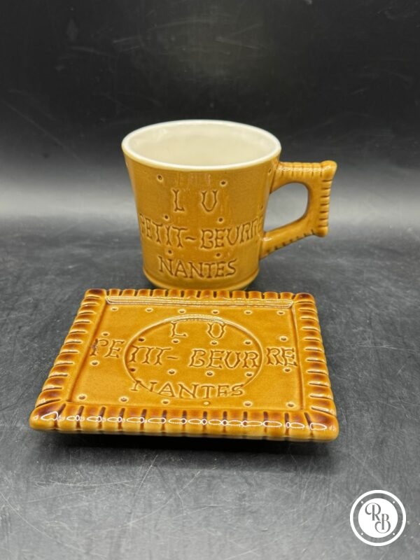 Rare tasse à café avec sa sous tasse à l'effigie du fameux biscuit "petit-beurre" de lu (lefèvre-utile) - Mention de l'éditeur "Editions Clouet" sous la tasse et la sous tasse – Image 3