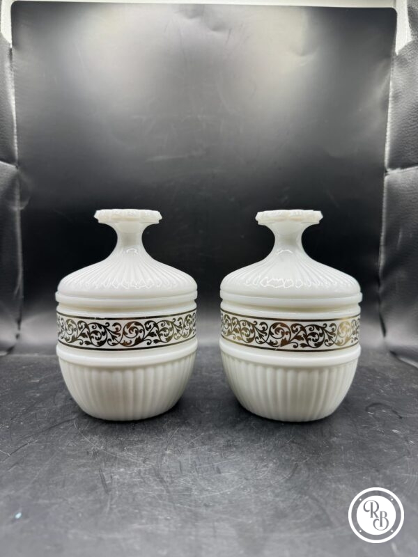 Paire/duo de d'anciens pots/poudriers en Opaline blanche avec bandeau de fleurs stylisées couleur or - Déco - Collection – Image 2