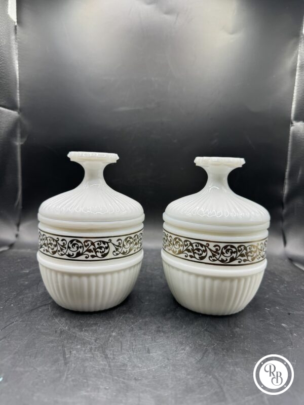 Paire/duo de d'anciens pots/poudriers en Opaline blanche avec bandeau de fleurs stylisées couleur or - Déco - Collection – Image 3