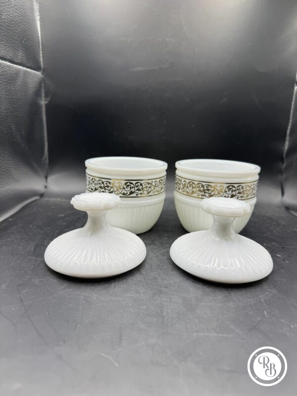 Paire/duo de d'anciens pots/poudriers en Opaline blanche avec bandeau de fleurs stylisées couleur or - Déco - Collection – Image 4