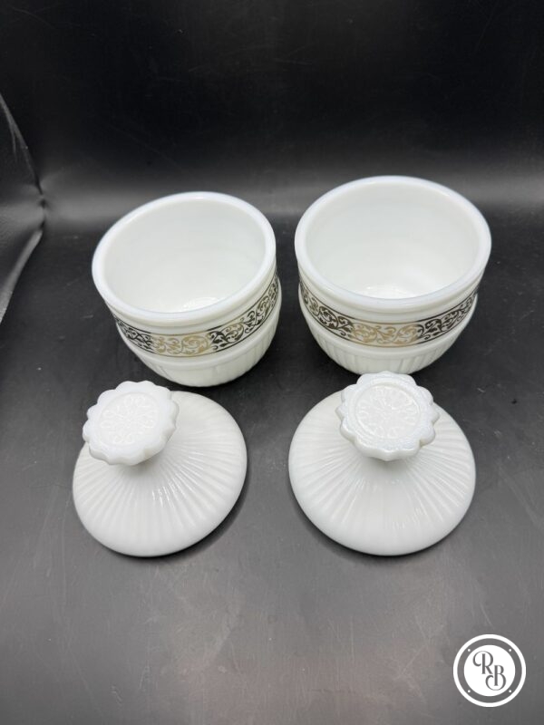 Paire/duo de d'anciens pots/poudriers en Opaline blanche avec bandeau de fleurs stylisées couleur or - Déco - Collection – Image 5