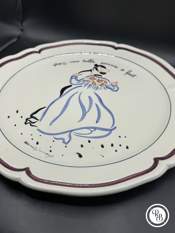 Ancienne grande Assiette/Plat (2) en Faïence, l'ensemble signé Henry Simon - La danse du patois - La Roche sur Yon - Vendée - Décoré main - Collection - Décoration – Image 3