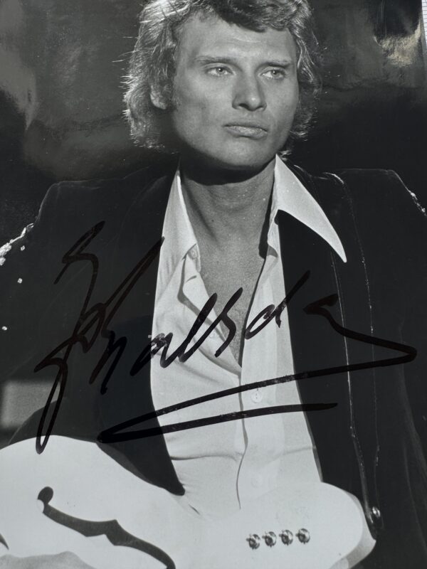 Dédicace - Autographe - Rare photo signée au feutre noir dans les années 70 par Johnny Hallyday - 2 - Beau format 18x24 - Vintage