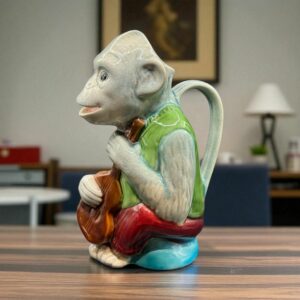 Ancien et rare grand Pichet/Broc/Cruche en faïence de Saint Germain - Singe faisant de la musique- Barbotine - vert, rouge, beige et bleu turquoise - Estampillé et numéroté - Collection - Décoration