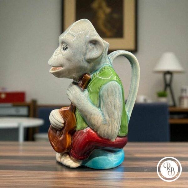 Ancien et rare grand Pichet/Broc/Cruche en faïence de Saint Germain - Singe faisant de la musique- Barbotine - vert, rouge, beige et bleu turquoise - Estampillé et numéroté - Collection - Décoration