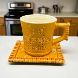 Tasse à café avec sa sous tasse à l'effigie du fameux biscuit "petit-beurre" de lu (lefèvre-utile) - Mention de l'éditeur "Editions Clouet" sous la tasse et la sous tasse