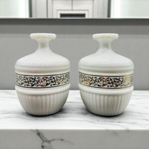 Paire/duo de pots/poudriers en Opaline blanche avec bandeau de fleurs stylisées couleur or - Déco- Collection