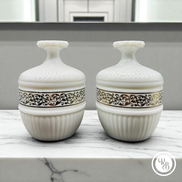 Paire/duo de pots/poudriers en Opaline blanche avec bandeau de fleurs stylisées couleur or - Déco- Collection