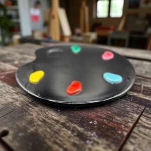 Unique plateau en forme de palette de peinture - Vallauris - Des années 1960 - Noir bleu vert rouge rose et jaune - Collection - Décoration