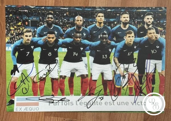 Dédicace - Autographe - Unique et grande belle photo de l'équipe de France de Football - Coupe du monde 2018 - Signée au feutre par de nombreux joueurs - Format 20x30 - Mbappé - Griezmann