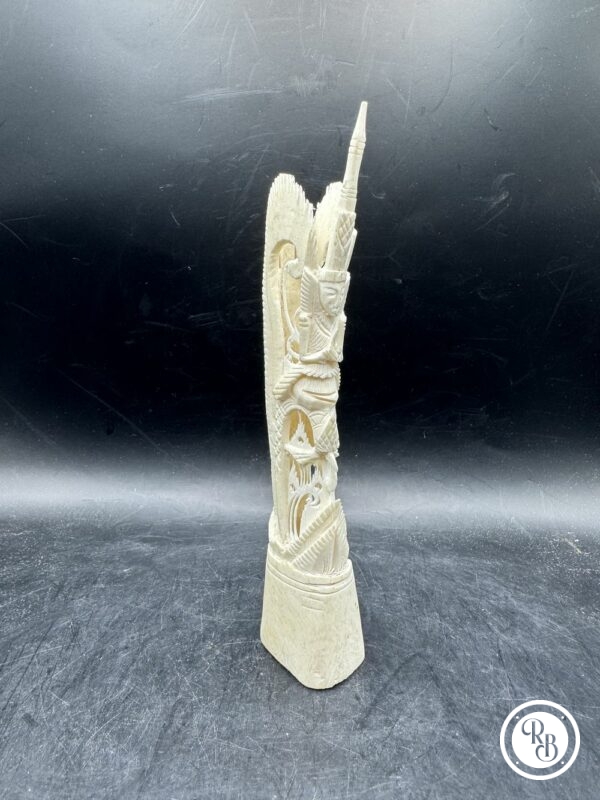 Ancienne statuette Balinaise en os sculpté - Totem en os de bovin/Buffle - Indonésie - Sculpture artisanale - Circa 1950 - Décoration - Collection – Image 2
