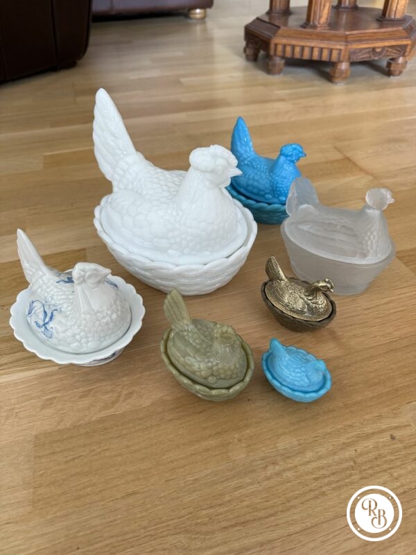 Lot/Ensemble de 7 Bonbonnières ovales (ou sucriers) en verre opalescent opaline Porthieux dont une en laiton doré et une en porcelaine de Limoges représentant des poules sur leur nid d'osier tressé - Décoration - Collection