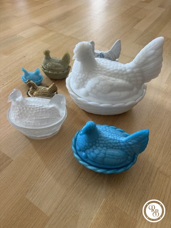 Lot/Ensemble de 7 Bonbonnières ovales (ou sucriers) en verre opalescent opaline Porthieux dont une en laiton doré et une en porcelaine de Limoges représentant des poules sur leur nid d'osier tressé - Décoration - Collection