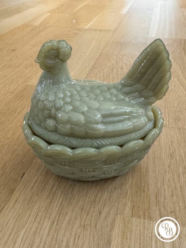 Petite bonbonnière ovale (ou sucrier ou beurrier) en verre opalescent opaline Porthieux représentant une poule sur son nid d'osier tressé. Jolie couleur vert d'eau - Décoration - Collection – Image 2