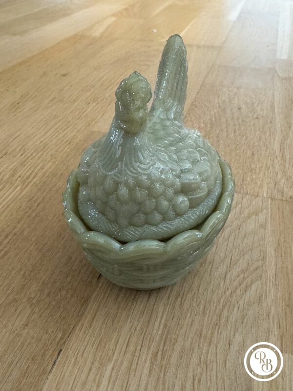 Petite bonbonnière ovale (ou sucrier ou beurrier) en verre opalescent opaline Porthieux représentant une poule sur son nid d'osier tressé. Jolie couleur vert d'eau - Décoration - Collection – Image 3